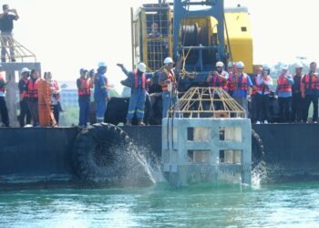 SEMBILAN unit tukun tiruan dilabuhkan di kawasan perairan Tanjung Tuan, Port Dickson hari ini yang bertujuan menambah kepadatan dan meningkatkan stok sumber marin.-UTUSAN/MOHD. SHAHJEHAN MAAMIN.