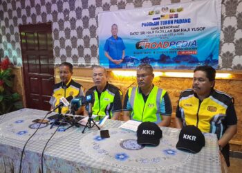 FADILLAH YUSOF dalam sidang akbar selepas menyertai FTRoadpedia Zon Selatan 2.0 di Jalan Johor, Taman Sri Lalang, Kota Tinggi.