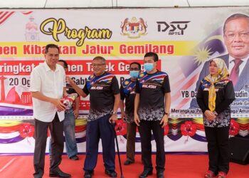 SHABUDIN Yahaya  menyerahkan Jalur Gemilang kepada Ketua Polis Daerah Seberang Perai Utara, Asisten Komisioner Mohd. Radzi Ahmad (kiri) pada program Kempen Kibarkan Jalur Gemilang peringkat Parlimen Tasek Gelugor, Pulau Pinang hari ini.