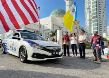 CHOW KON YEOW (dua dari kanan)  ketika menyempurnakan pelepasan konvoi 200 penunggang motosikal yang menyertai program Jaulah Merdeka Pengimarahan Takmir 3.0 Ride to Khaira Ummah 2022 di Masjid AlBukhary, George Town, Pulau Pinang hari ini.