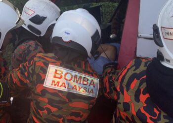 PEMANDU lori maut selepas kenderaan dipandunya terbabas dan merempuh sebatang pokok di kilometer 10.9, Lebuhraya Utara-Selatan, petang semalam.