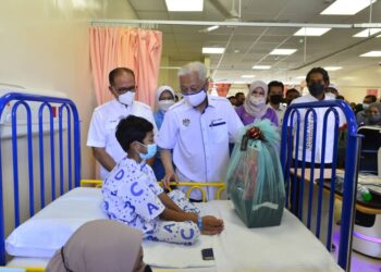 ISMAIL SABRI Yaakob (tengah)  menyantuni seorang pesakit kanak-kanak sambil memberikan sumbangan kepada pesakit pada Majlis Perasmian Hospital Bera di Bera, Pahang. - UTUSAN/SHAIKH AHMAD RAZIF