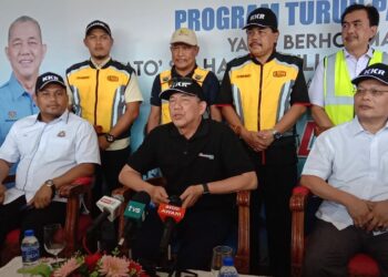 FADILLAH YUSOF dalam sidang media selepas menghadiri Jelajah FTRoadpedia Zon Selatan 2.0 di Stesen Keretapi Kluang.