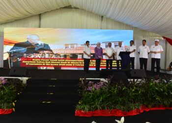ISMAIL SABRI Yaakob (empat dari kiri) menyempurnakan Majlis Perasmian Hospital Bera di Bera,  Pahang.  -  UTUSAN/SHAIKH AHMAD RAZIF
