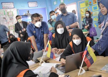 RADZI Jidin meluangkan masa bersama pelajar di kelas hibrid selepas melancarkan Majlis Transformasi Pendidikan : Pemerkasaan ICT di SMK Putrajaya Presint 18. - UTUSAN/ FAIZ ALIF AHMAD ZUBIR