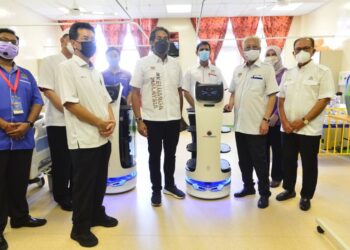 ISMAIL SABRI Yaakob (dua dari kanan) bergambar bersama robot yang bernama 'Bella' pada Majlis Perasmian Hospital Bera di Bera, Pahang. - UTUSAN/SHAIKH AHMAD RAZIF