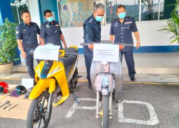 FISOL SALLEH (dua dari kanan) melihat dua buah motosikal yang disita susulan penahanan tiga remaja di Jambatan Sultan Abdul Halim Mu’adzam Shah, Pulau Pinang semalam dalam sidang akhbar di IPD Barat Daya, Balik Pulau hari ini.