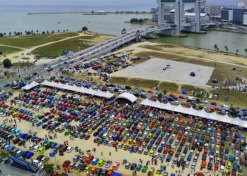 SEBAHAGIAN daripada kereta kompak yang menyertai  program Super K-Car Ganu 2022 di Dataran Jambatan Angkat, Kuala Nerus, hari ini. - UTUSAN/TENGKU DANISH BAHRI TENGKU YUSOFF