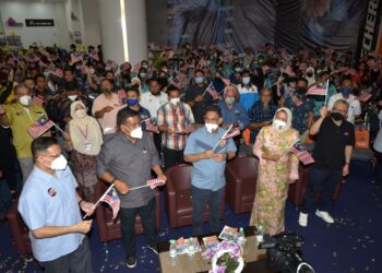 AHMAD Faizal Azumu (depan, tengah) pada pelancaran program Rukun Negara@Belia (RNB) di Ipoh hari ini. - UTUSAN/ZULFACHRI ZULKIFLI