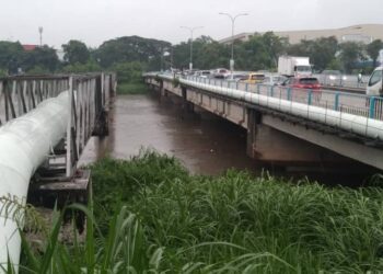 KEADAAN paras Sungai Klang dilaporkan tinggi selepas hujan lebat lebih sejam menyebabkan air naik dekat beberapa kawasan di Kota Kemuning dan Taman Sri Muda di Shah Alam, Selangor, hari ini.