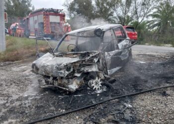 KEADAAN kereta Perodua Kelisa yang terbakar di Kampung Gong Batu, Setiu, petang tadi.