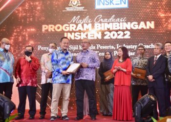 NOH Omar menyampaikan sijil kepada penerima ketika Majlis Graduasi Program Bimbingan Institut Keusahawanan Negara Berhad (INSKEN) 2022 sempena Jelajah Aspirasi Keluarga Malaysia (JAKM) di Shah Alam, Selangor, hari ini. - FOTO / ZULFADHLI ZAKI
