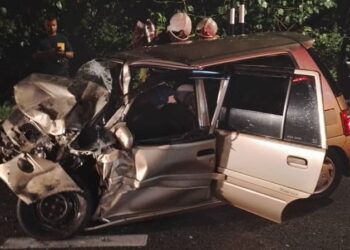 KEADAAN kereta Perodua Kancil dinaiki penuntut UPNM yang maut dalam kemalangan di Kilometer 46, Jalan Ipoh-Taiping dekat Kota Lama Kiri semalam. - UTUSAN/JBPM PERAK