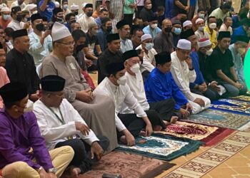 NAJIB Tun Razak ketika hadir solat hajat di Masjid Kampung Baru.