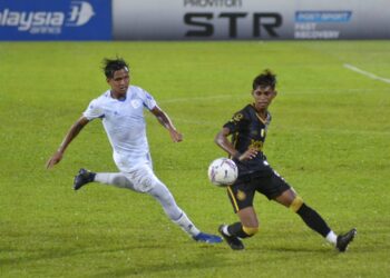 PEMAIN Perak FC,  Muhammad Hakimi Mat Isa (kanan) mengawal bola daripada pemain Projek FAM-MSN, Muhammad Aikmal Roslan dalam perlawanan Liga Perdana di Stadium Perak, Ipoh hari ini. -  UTUSAN/ZULFACHRI ZULKIFLI