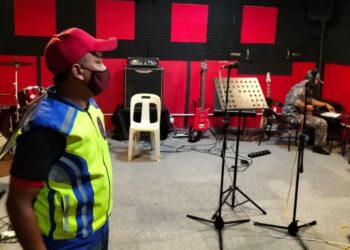 ANGGOTA Penguat Kuasa MPKB-BRI semasa melakukan serbuan ke atas sebuah premis karaoke haram di Pengkalan Chepa, Kota Bharu, Kelantan. - UTUSAN/IHSAN MPKB-BRI