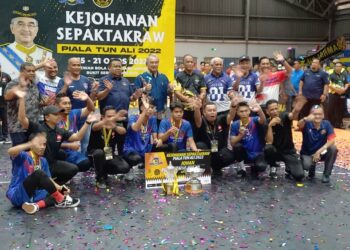 PEMAIN Johor meraikan kejayaan muncul juara edisi pertama kategori regu di Kejohanan Sepak Takraw Piala Tun Ali 2022 di Dewan Bola Keranjang MBMB, Bukit Serindit, Melaka. - UTUSAN/AMRAN MULUP