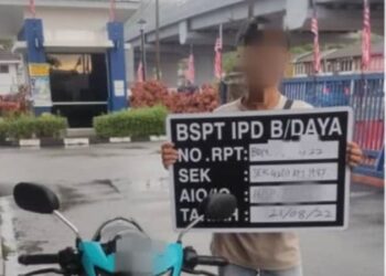 SALAH seorang daripada empat remaja lelaki yang ditahan polis selepas dikesan melakukan aksi ‘ala Superman’ ketika menunggang motosikal serta berlumba secara berkumpulan di Lebuh Raya Tun Dr. Lim Cheung Eu, Pulau Pinang semalam.