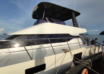 KAPAL layar yang membawa pelancong untuk melihat pemandangan matahari terbenam ditahan Maritim Malaysia kerana beroperasi tanpa dokumen sah di Langkawi.