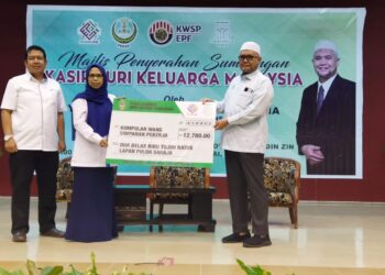 RAZMAN Zakaria menyampaikan sumbangan kepada peserta pada majlis penyerahan  sumbangan Kasih Suri Keluarga Malaysia di Dewan Datuk Zainal Abidin Zin, Bagan Serai semalam. - UTUSAN/WAT KAMAL ABAS
