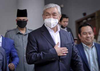 AHMAD Zahid hadir ke kompleks Mahkamah Kuala Lumpur hari ini bagi sesi soal balas melibatkan wang sumbangan politik RM6 juta yang diterimanya daripada Sarana Kencana Sdn. Bhd. -UTUSAN/FAIZ ALIF AHMAD ZUBIR