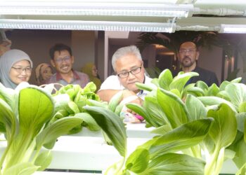 MOHD. NOORAZAM OSMAN (tengah) meninjau inisiatif Urban Farm Tech semasa menghadiri Majlis Pelancaran Logo Baharu JLand di Bandar Dato' Onn, Johor Bahru.