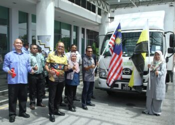 ZAINOL Fadzi Paharudin (dua dari kanan) melakukan pelepasan lori yang membawa produk usahawan Perak ke Malaysia Fest 2022 Singapura di Ipoh hari ini. - UTUSAN/MUHAMAD NAZREEN SYAH MUSTHAFA