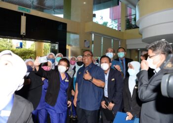 KAKITANGAN KMC bergambar bersama Muhammad Sanusi Md. Nor (tengah) ketika beliau merasmikan mesin MRI dan mammografi digital di pusat perubatan itu di Alor Setar.