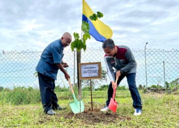 NURULHISYAM Yaakob (kiri) dan Sufian Ahmad menanam pokok sempena program konservasi marin 'Save Our Sea' di Dataran Kurong Tengar, Kuala Perlis, Perlis hari ini. - UTUSAN/SYED AZLAN HIZAR