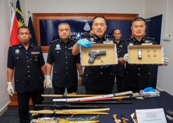 MUHAMAD Zaki Harun (tengah) bersama pegawai menunjukkan pistol yang dirampas dalam satu serbuan di Machang semasa sidang akhbar di IPD Kota Bharu, Kelantan, hari ini.UTUSAN/KAMARUL BISMI KAMARUZAMAN