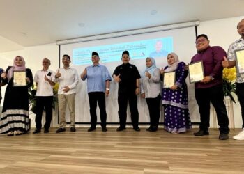 ANNUAR Musa (lima dari kiri) pada Majlis Penyampaian Watikah Pelantikan Pengerusi Pusat Ekonomi Digital Keluarga Malaysia (PEDi) di salah sebuah hotel di Kuala Perlis hari ini.-UTUSAN/ASYRAF MUHAMAD