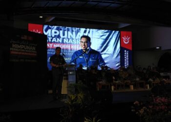 AHMAD Faizal Azumu ketika menyampaikan ucapan pada Himpunan PN Peringkat Negeri Kelantan Sempena Sambutan Ulang Tahun Kedua PN di Dataran Warisan Perkarangan Stadium Sultan Muhammad IV, Kota Bharu, Kelantan malam tadi. - UTUSAN/YATIMIN ABDULLAH