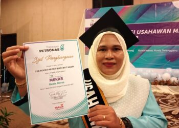 CHE Noorfaezah Mat Nasir menunjukkan sijil perhargaan yang diterima majlis graduasi Program Mekar anjuran Yayasan Petronas di Kuala Terengganu, hari ini. - UTUSAN/KAMALIZA KAMARUDDIN