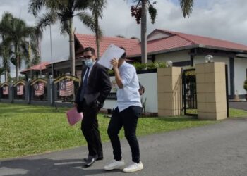 SIOW Chu Lee (kanan) meninggalkan Mahkamah Rembau selepas dikenakan hukuman denda sebanyak RM3,800 oleh Mahkamah Majistret Rembau kerana mencederakan seorang pelajar lelaki berusia 13 tahun pada bulan Jun lalu.-UTUSAN/NOR AINNA HAMZAH
