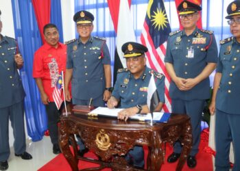 REEZAL Merican Naina Merican menandatangani buku pelawat pada majlis perasmian Balai Bomba dan Penyelamat Kuala Krau di Kuala Krau, Pahang. - UTUSAN/SALEHUDIN MAT RASAD