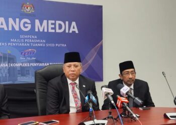 ANNUAR Musa (dua dari kiri) ketika sidang akhbar di Kompleks Penyiaran Tuanku Syed Putra, Kangar, Perlis hari ini. - UTUSAN/SYED AZLAN HIZAR