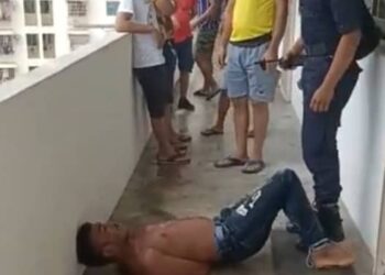TANGKAP layar video yang memaparkan kejadian seorang individu dipercayai warga asing dalam keadaan mabuk mencederakan diri sendiri ketika diberkas polis di sebuah rumah di Desa Indah , Persiaran Paya Terubong 2, Taman Sri Relau, Pulau Pinang Ahad lalu.