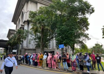 Antara penyokong yang sanggup menunggu sejak awal pagi bagi memberi sokongan terhadap Datuk Seri Najib Tun Razak di pintu belakang Istana Kehakiman, Putrajaya.