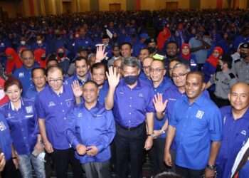 MOHAMAD Hasan (tengah) bersama pemimpin dan ahli BN pada  Pra Pelancaran Jentera BN PRU15 negeri Perak di Ipoh semalam. - UTUSAN/MUHAMAD NAZREEN SYAH MUSTHAFA