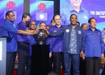 MOHAMAD Hasan (dua dari kiri) bersama pemimpin BN melakukan gimik pada Pra Pelancaran Jentera BN PRU15 negeri Perak di Ipoh semalam. - UTUSAN/MUHAMAD NAZREEN SYAH MUSTHAFA