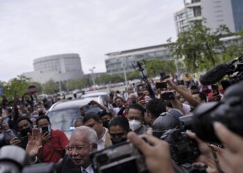 NAJIB Tun Razak dikerumun penyokongnya di pekarangan Istana Kehakiman, Putrajaya hari ini,-UTUSAN/FAIZ ALIF