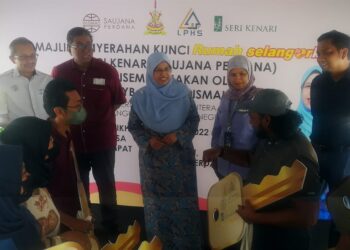 Rodziah (tengah) dan Zulkifly (paling kiri, barisan belakang)  berbual dengan pembeli Rumah Selangorku (RSKU) Seri Kenari di Saujana Perdana hari ini.
ABDUL RAZAK IDRIS