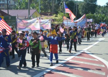 PERARAKAN Jalur Gemilang sepanjang 23 meter dan kayuhan basikal klasik memeriahkan Program Perarakan Semarak Merdeka SK Senaling, Kuala Pilah yang diadakan hari ini.-UTUSAN/ZAKKINA WATI AHMAD TARMIZI