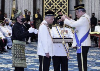 ISMAIL SABRI Yaakob dianugerahkan Darjah Utama Negeri Melaka yang membawa gelaran Datuk Seri Utama sempena sambutan Hari Jadi Ke-73 Yang Dipertua Negeri di Dewan Seri Negeri, Ayer Keroh, Melaka. - UTUSAN/RASUL AZLI SAMAD