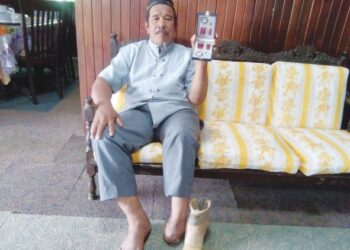 NEK YA menunjukkan Pingat Jasa Malaysia yang diperoleh ketika berkhidmat sebagai tentera di Kampung Setek, Kok Lanas, Kota Bharu, Kelantan hari ini. – UTUSAN/ROHANA MOHD. NAWI
