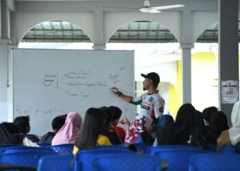 AHMAD Nabil Rosedi, 27, pengajar sukarelawan membantu anak-anak asnaf dan nelayan di sekitar Kampung Seberang Ramai mengikuti kelas tambahan pada hari Jumaat, Sabtu, dan Ahad di Masjid Seberang Ramai, Kuala Perlis, semalam. – UTUSAN/IZLIZAN OTHMAN