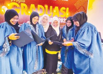 ANITA Mohamed (dua dari kanan) disamping rakan-rakannya pada Majlis Graduasi GiatMara 2022 Kedah di Kompleks Pentadbiran Kubang Pasu, Kedah semalam.