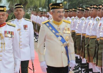 MOHD. ALI Mohd. Rustam memeriksa perbarisan kawalan kehormat utama dari Batalion Ke-15 Rejimen Askar Melayu Diraja (RAMD) Kem Senawang, Negeri Sembilan pada Istiadat Penganugerahan Darjah, Bintang dan Pingat Kebesaran Negeri Melaka di Dataran Seri Negeri, Ayer Keroh, Melaka. - UTUSAN/RASUL AZLI SAMAD