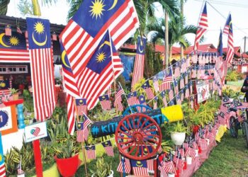 WARGA Felda Jengka 24 Wilayah Jengka bergotong royong menghiasi tanah rancangan dengan kibaran Jalur Gemilang. 
– UTUSAN/SALEHUDIN MAT RASAD