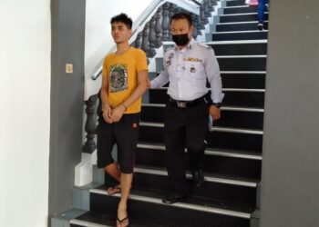 MUHAMMAD Nabil Fikri Azman (kiri) didenda RM2,000 atas kesalahan memandu secara bahaya ketika dihadapkan ke Mahkamah Majistret Sungai Petani, di sini.